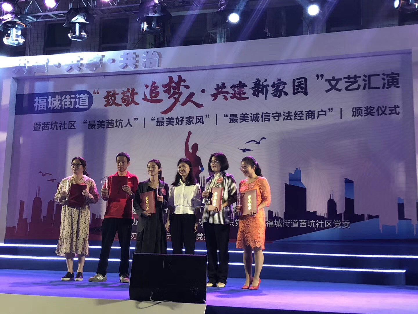 香蕉三级片视频兩位麗人代表榮獲“最美女性”稱號