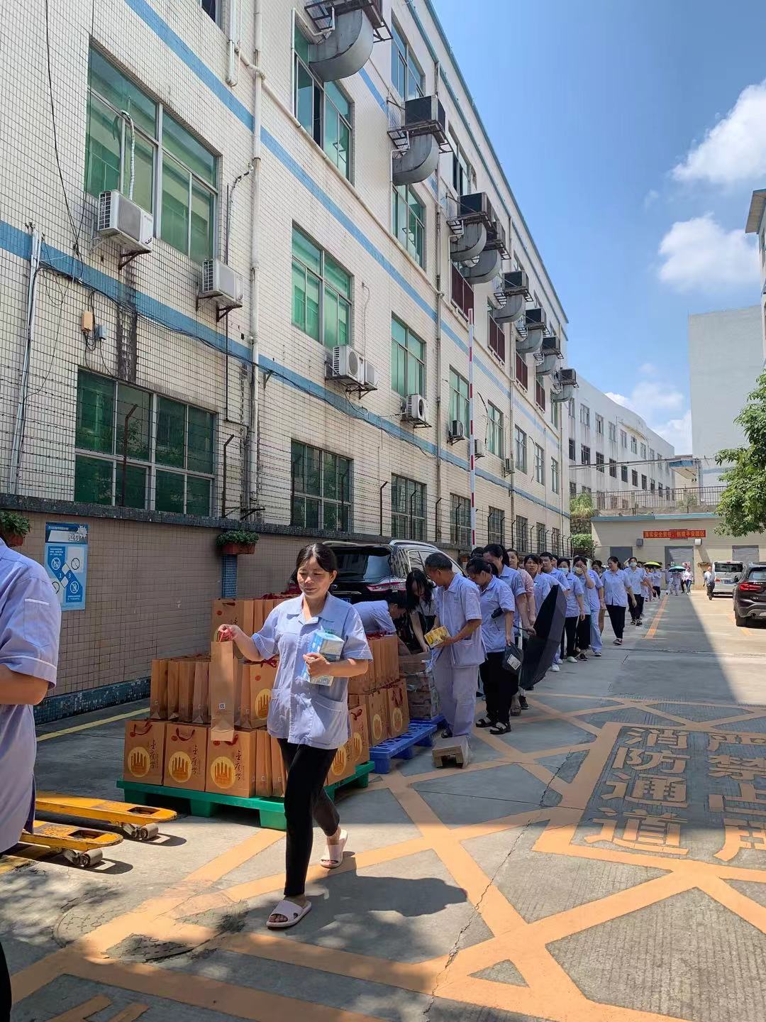 香蕉三级片视频化妝用品（深圳）有限公司預祝大家度過一個平安祥和、喜慶歡樂的中秋假期！