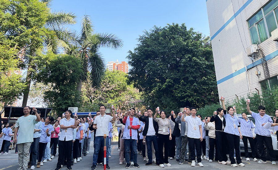 ”聚力同行 繩彩飛揚“~拔河比賽在香蕉三级片视频人的一聲聲呐喊助威中圓滿結束！